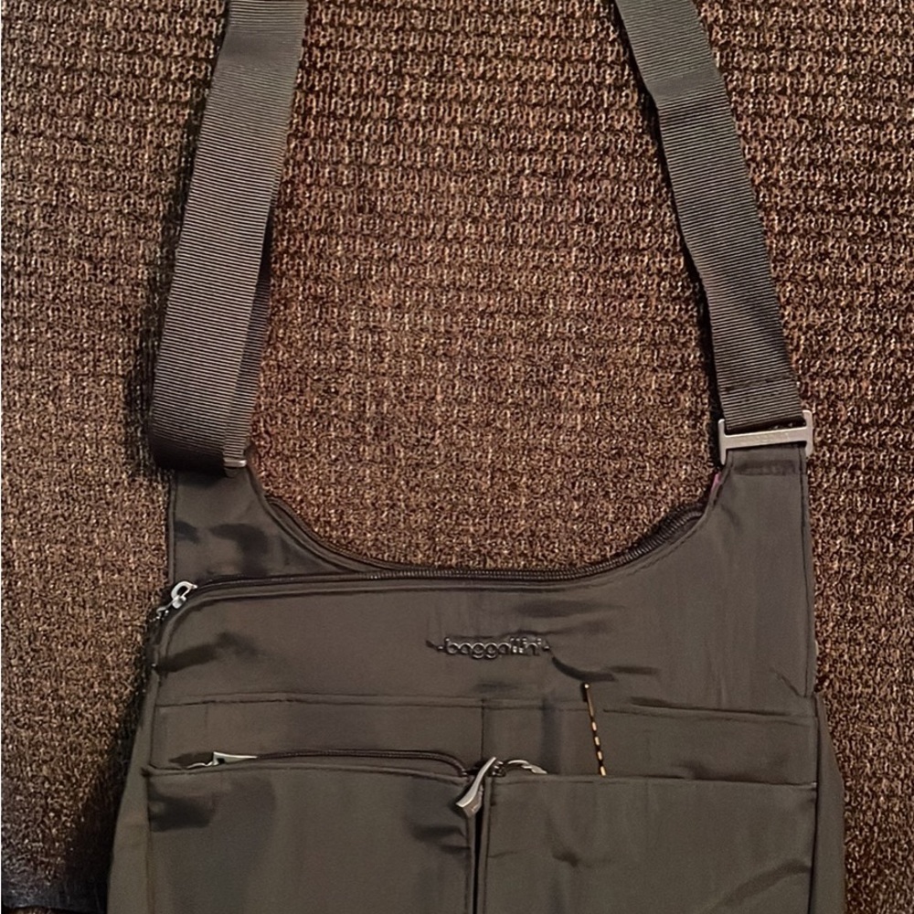 Baggalini medium crossbody!
